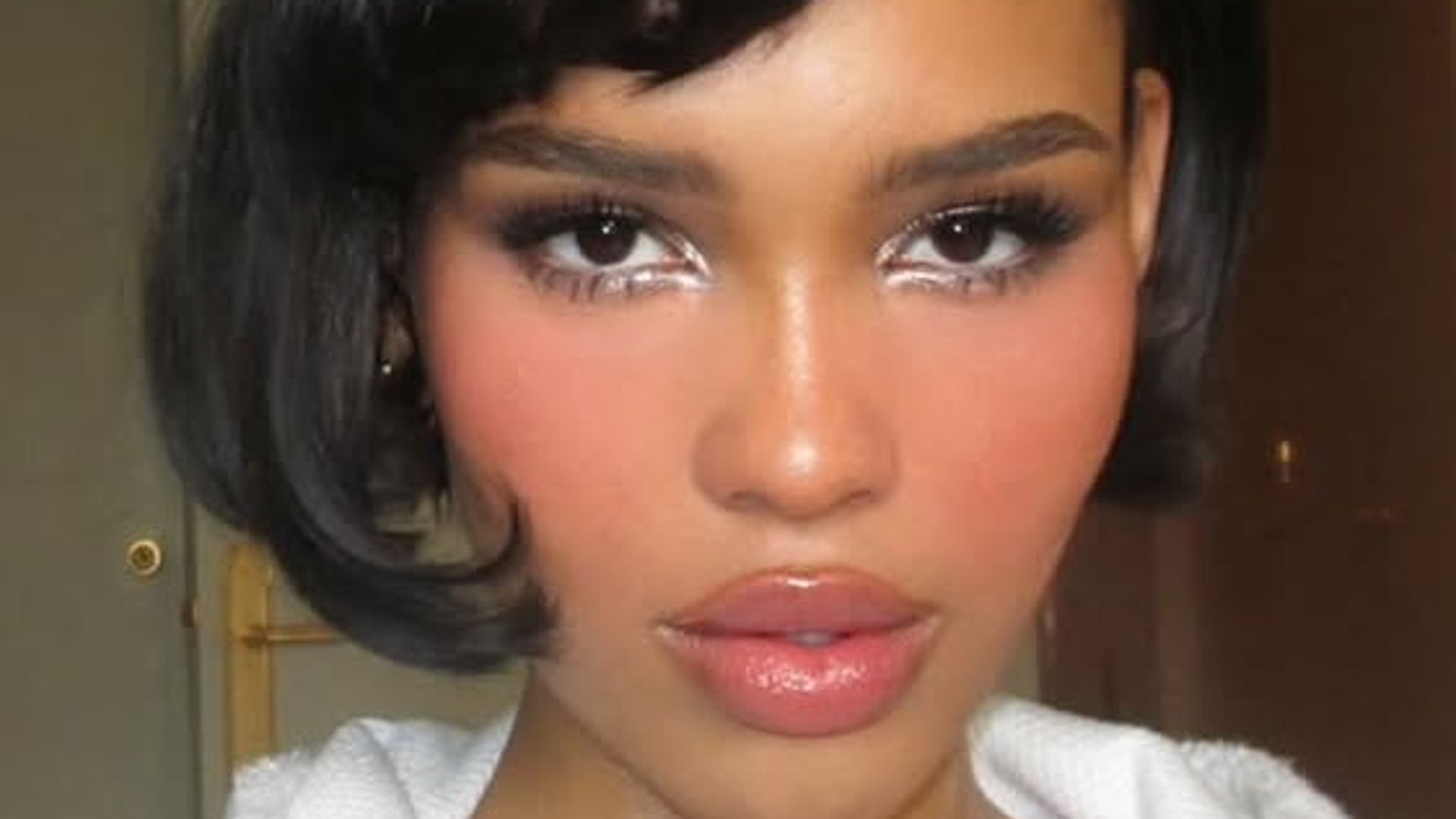 Nara Smith with a 1950s bob