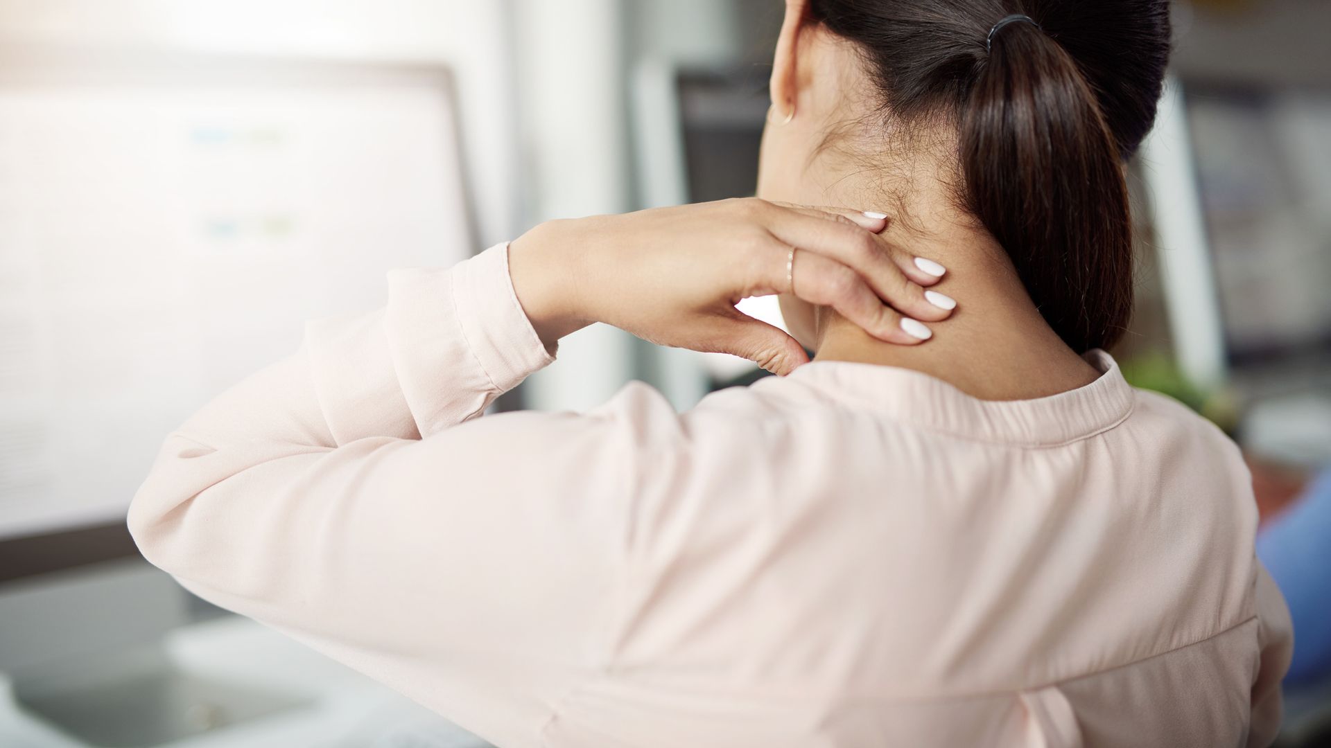 4 shockingly easy ways to tackle office humpback - before your poor posture becomes 'hard to reverse'