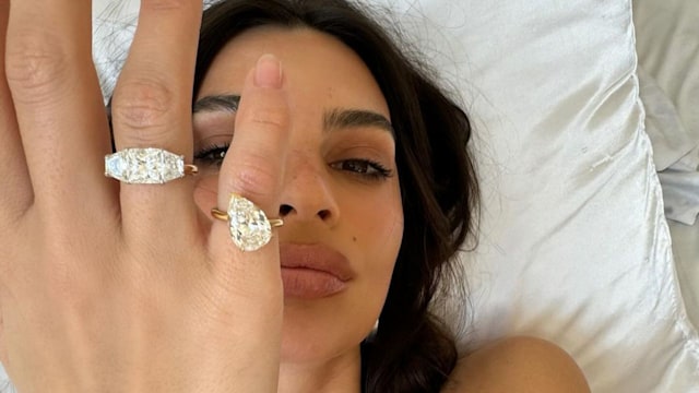 Emily Ratajkowski wearing her 'divorce rings'