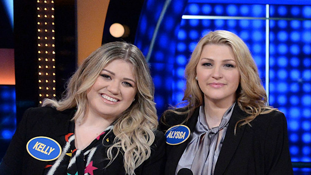 Kelly Clarkson with her sister Alyssa on Celebrity Family Feud