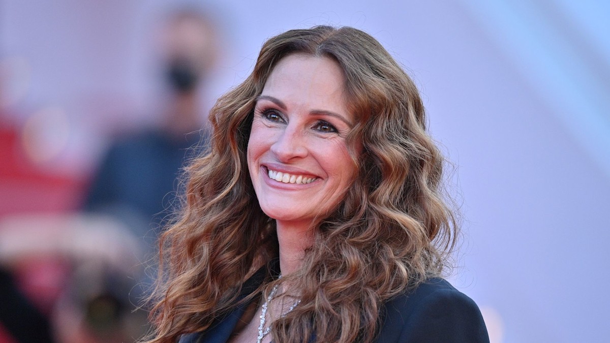 Julia Roberts shares radiant filter-free selfie as she celebrates  long-awaited news | HELLO!