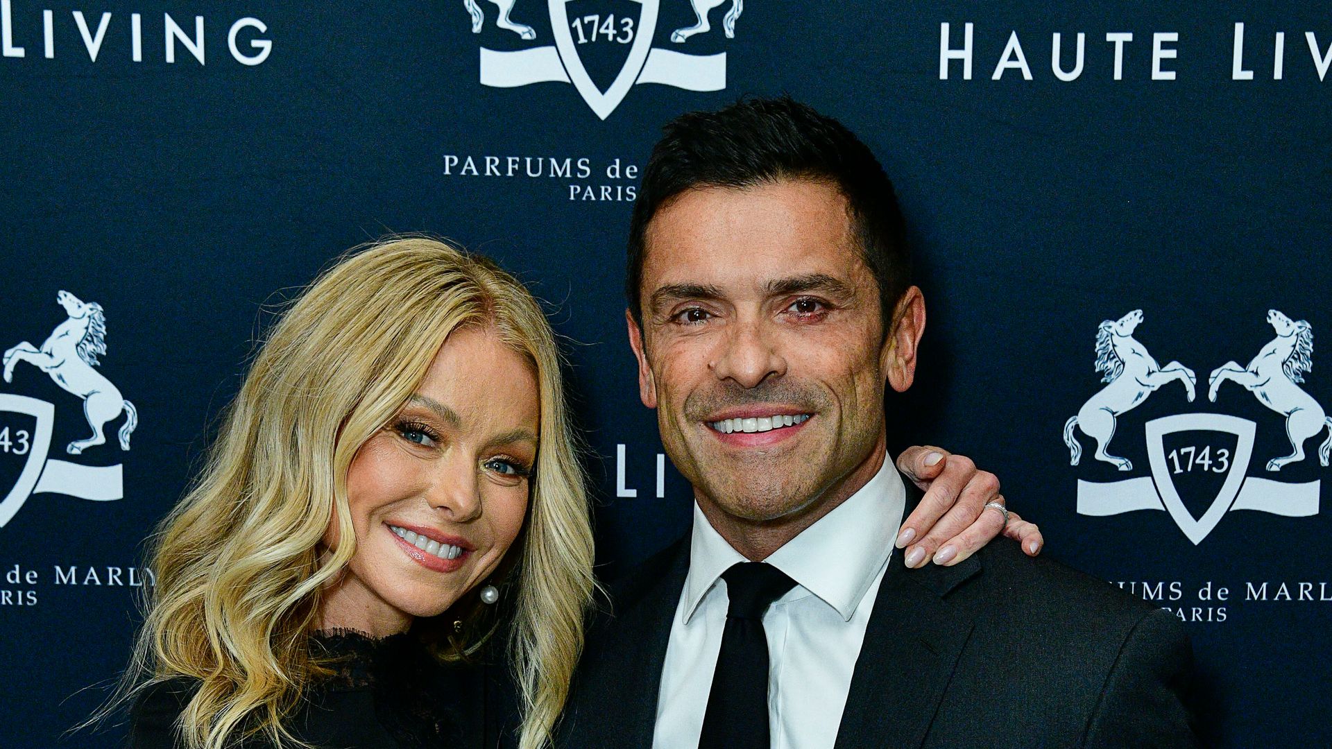 Kelly Ripa and Mark Consuelos leave fans in awe as they recreate photo from 1996 Las Vegas elopement