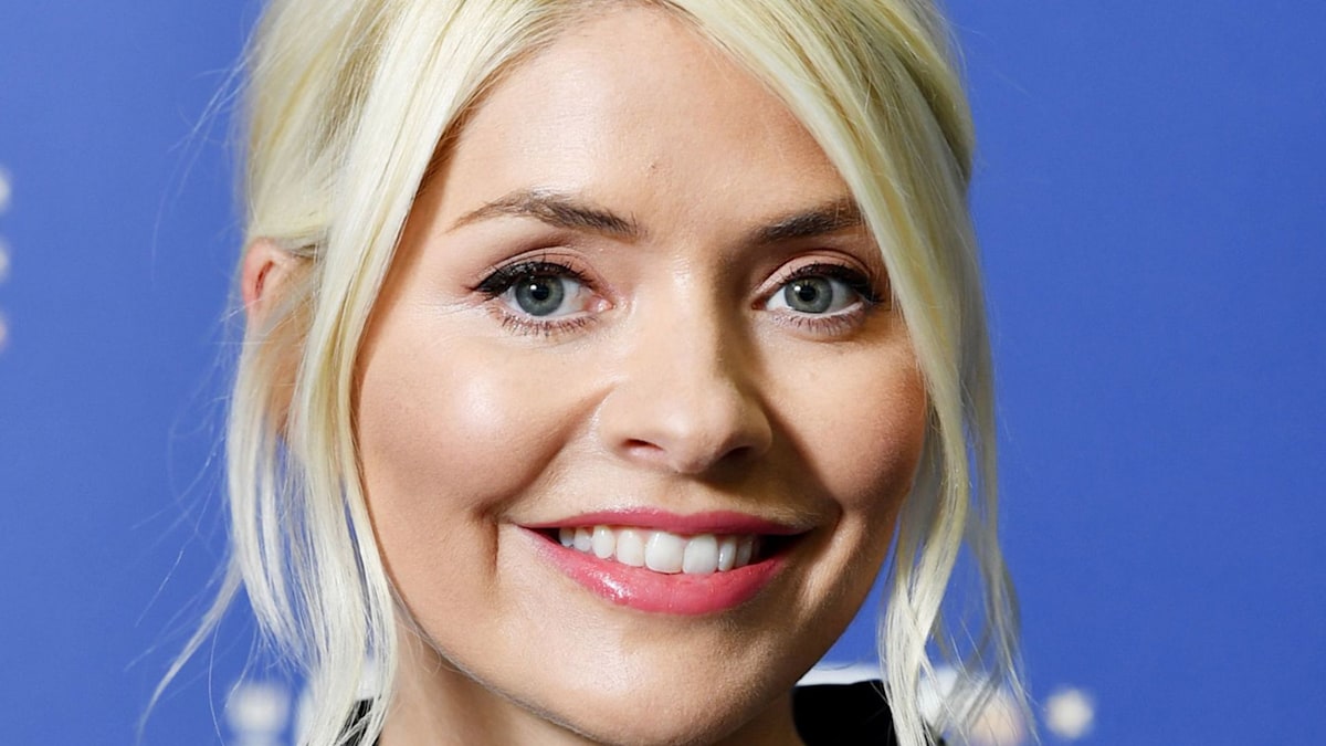 Holly Willoughby's faux leather midi skirt is a timeless classic
