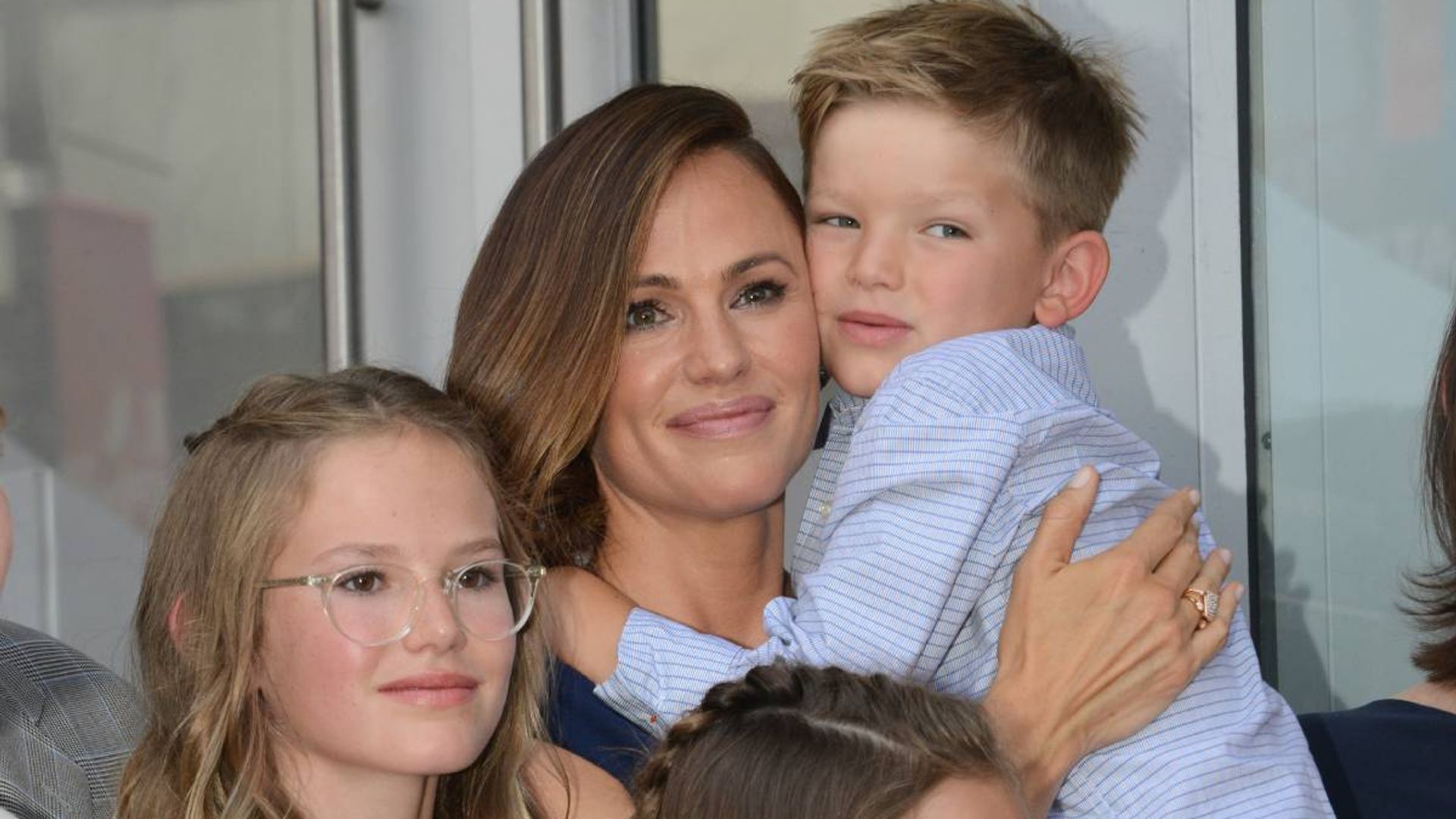 jennifer garner cries day out with kids