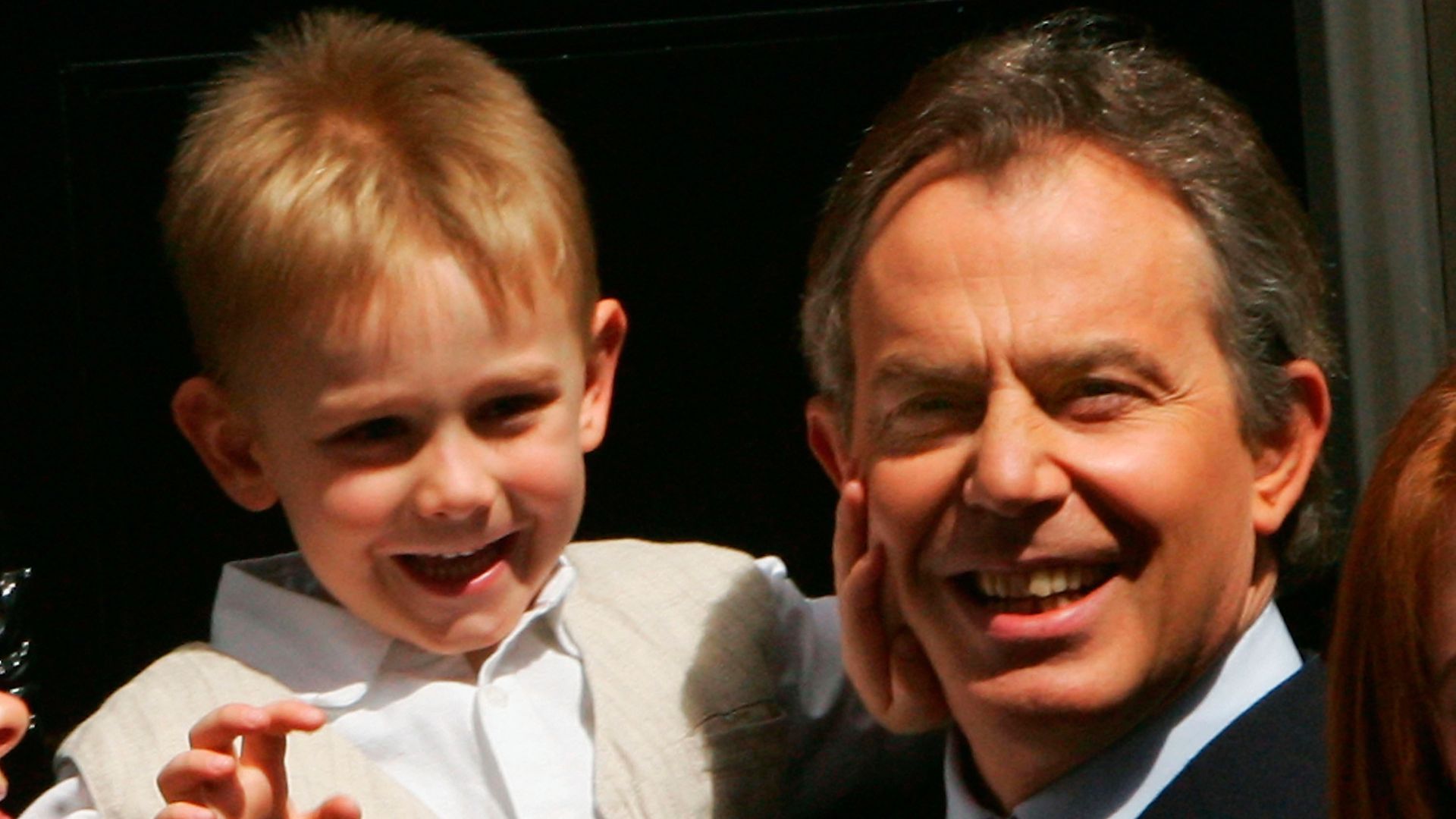 Tony Blair tient son jeune fils, Leo