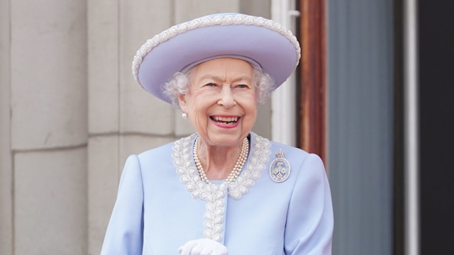 Queen Elizabeth in lilac coat at Platinum Jubilee