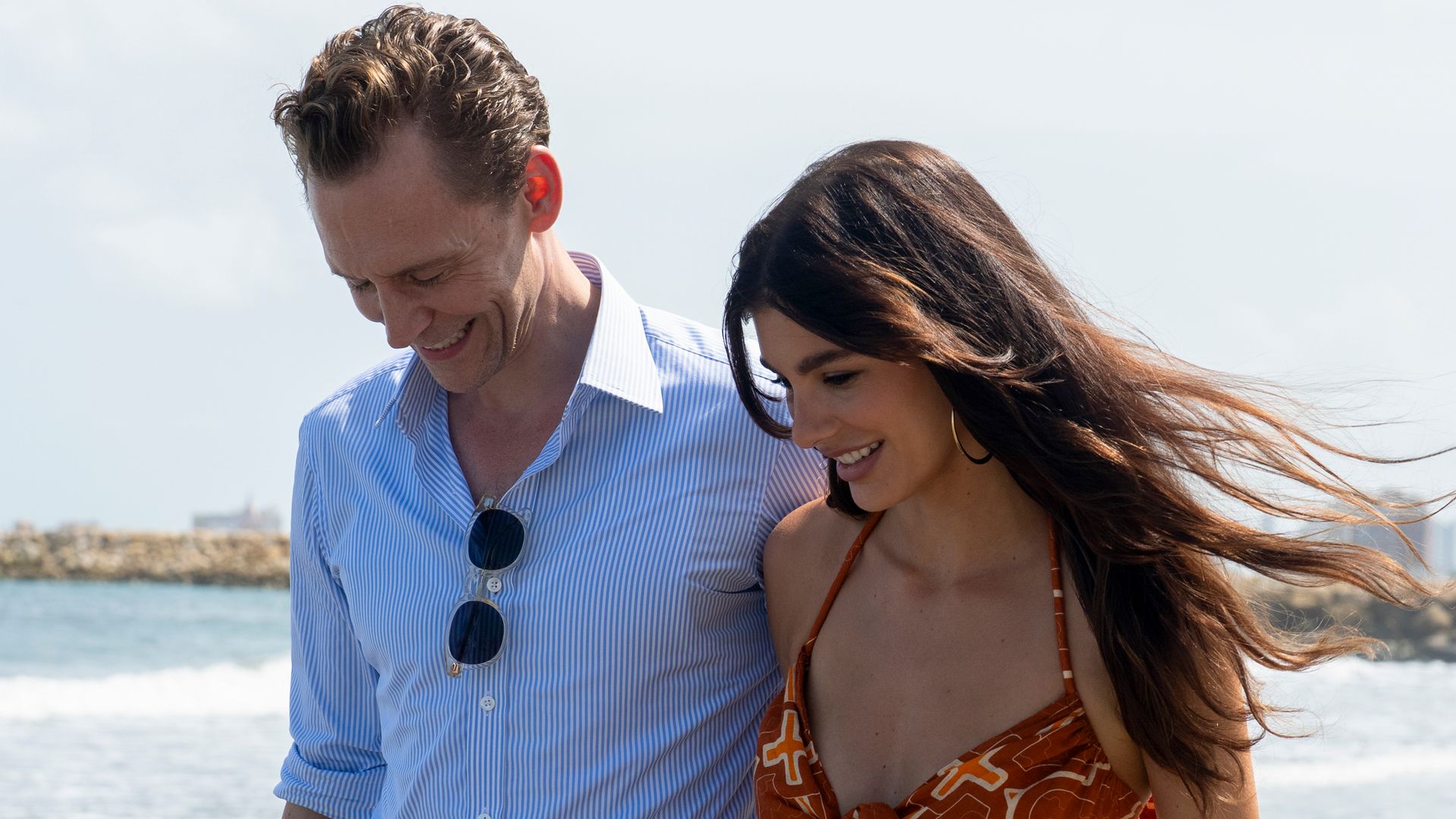 Jonathan Pine (Tom Hiddleston), Roxana (Camila Morrone) 