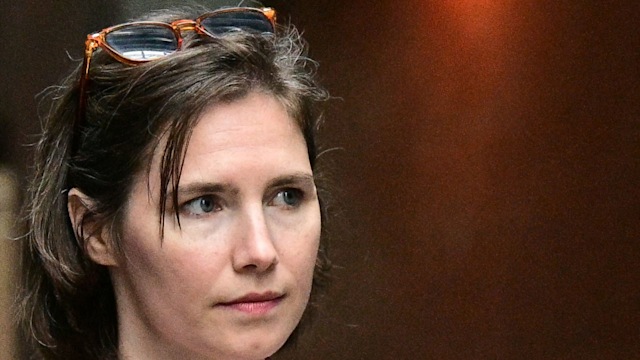 US Amanda Knox arrives at the courthouse in Florence, on June 5, 2024 before a hearing in a slander case, related to her jailing and later acquittal for the murder of her British roommate in 2007. The American was only 20 when she and her Italian then-boyfriend were arrested for the brutal killing of 21-year-old fellow student Meredith Kercher at the girls' shared home in Perugia. The murder began a long legal saga where Knox was found guilty, acquitted, found guilty again and finally cleared of all charges in 2015. (Photo by Tiziana FABI / AFP) (Photo by TIZIANA FABI/AFP via Getty Images)