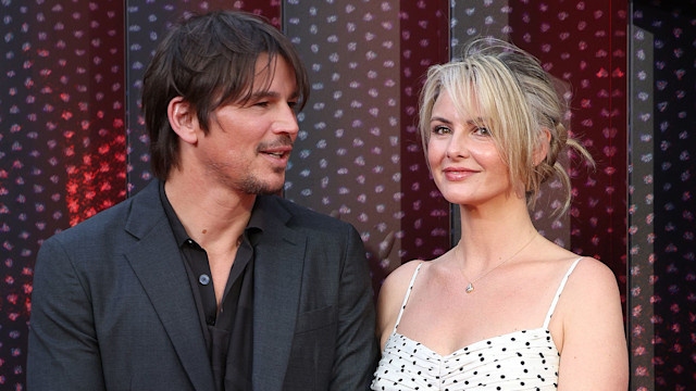 Josh Hartnett looks at Tamsin Egerton 