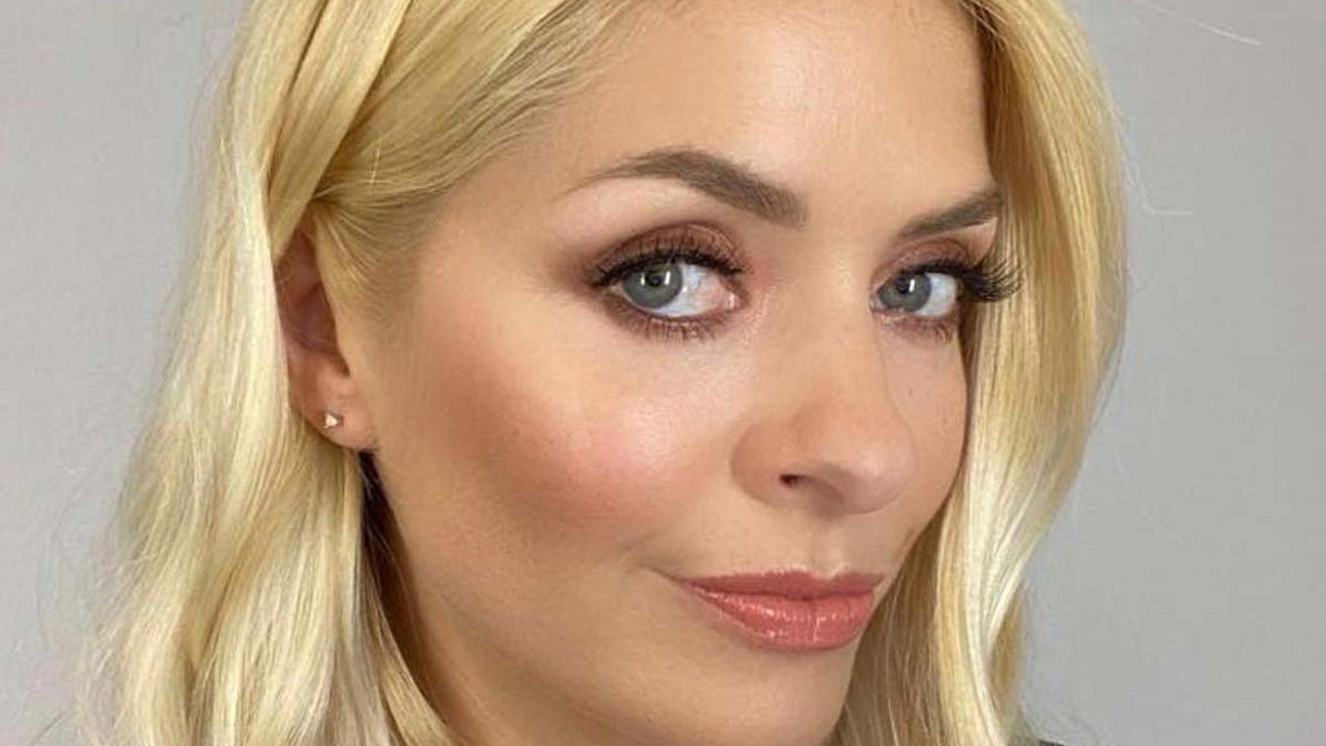 holly willoughby blonde hair