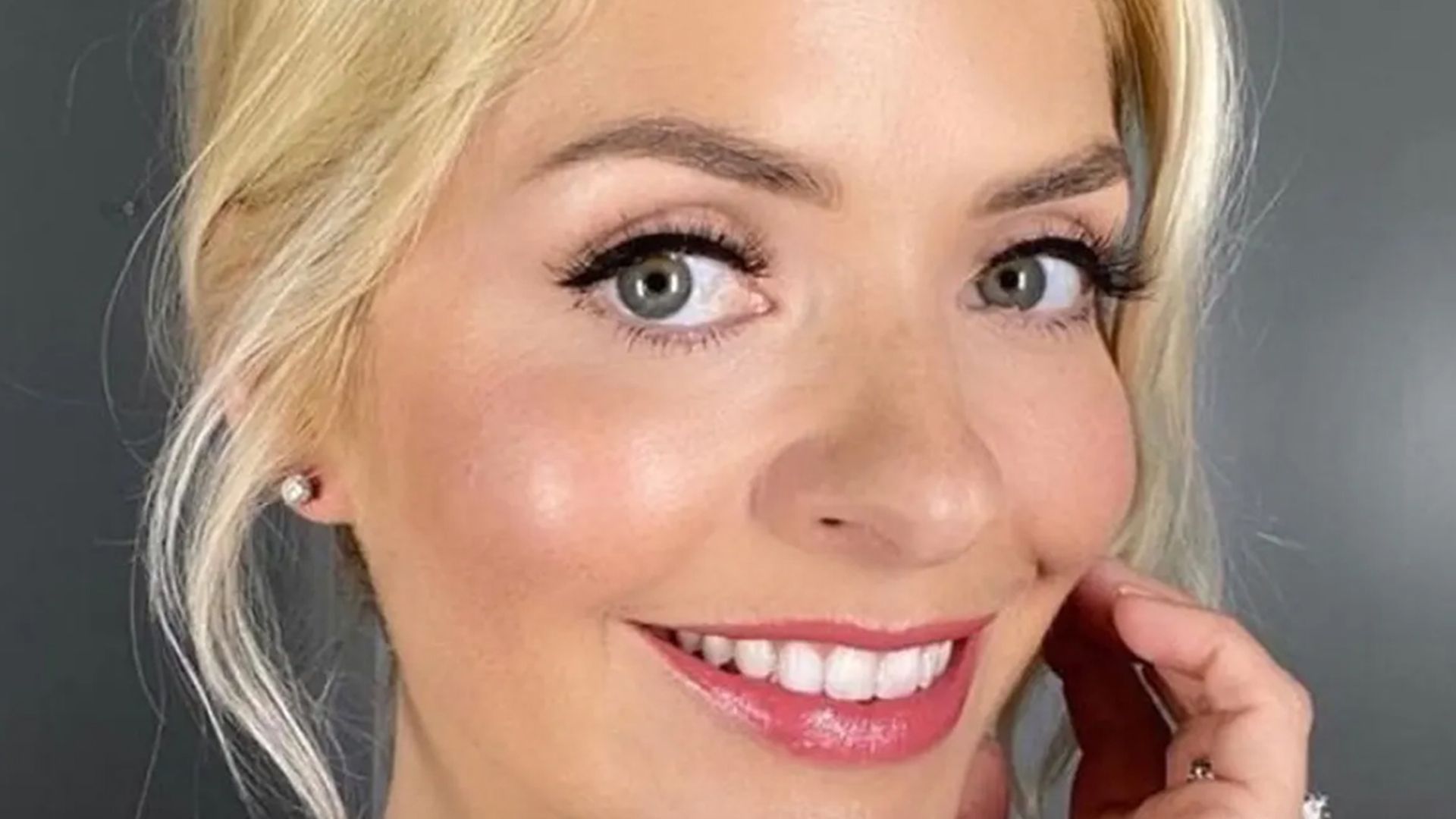 holly willoughby tweed skirt