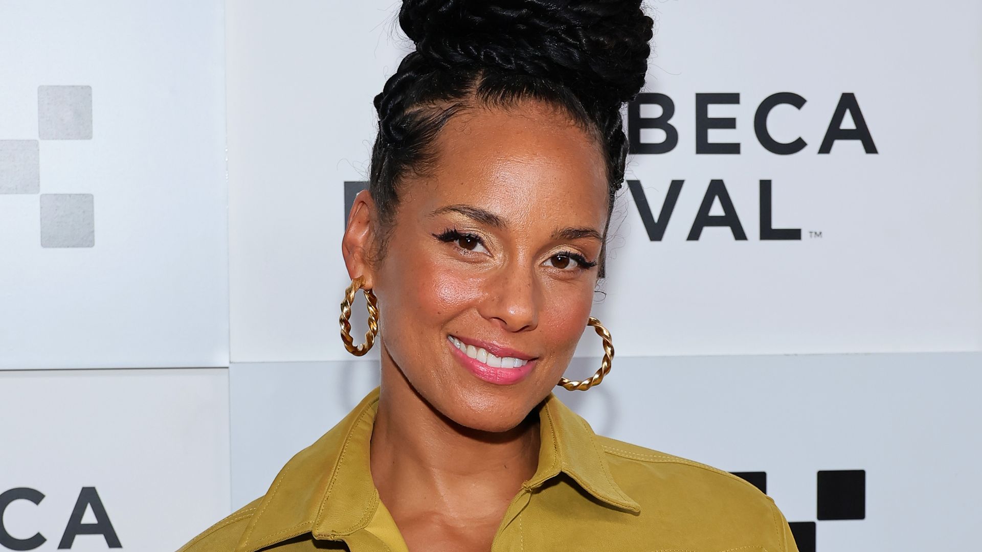 Alicia Keys smiling at a red carpet photocall