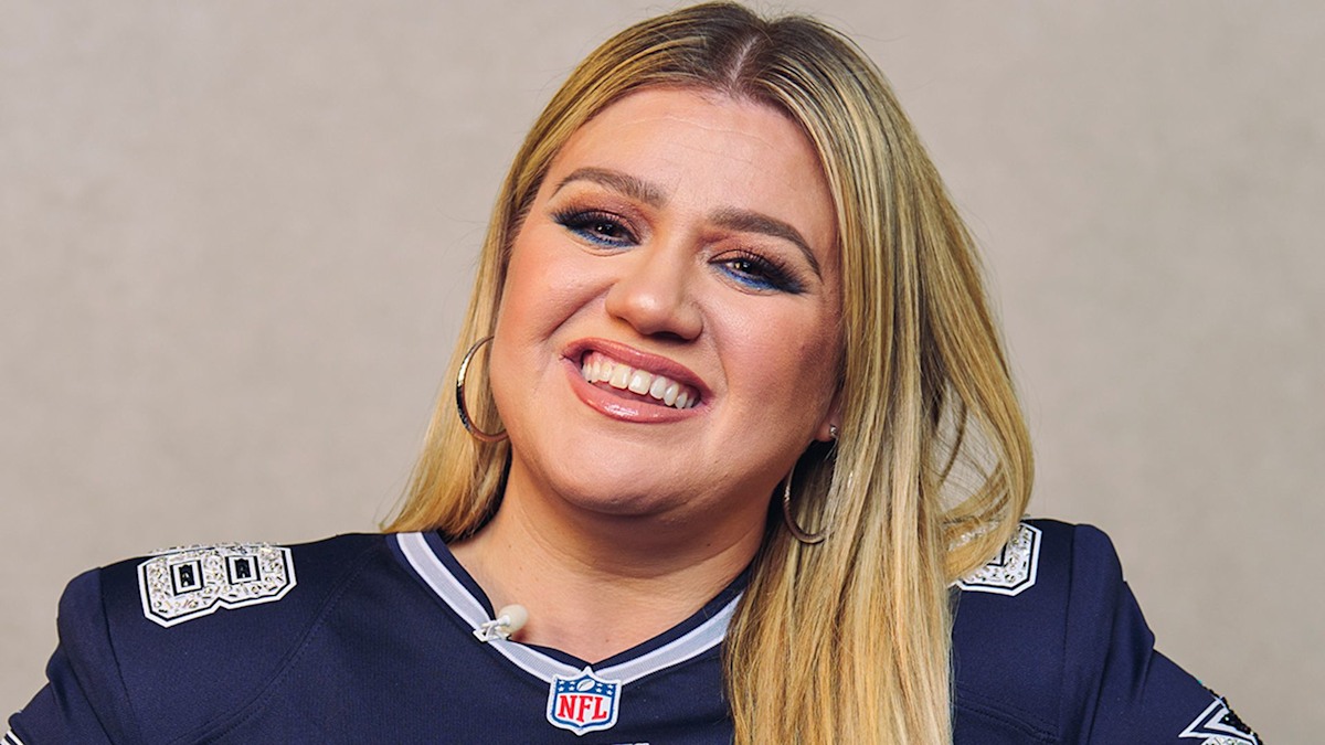 Kelly Clarkson Hosts NFL Honors In Cowboys Dress