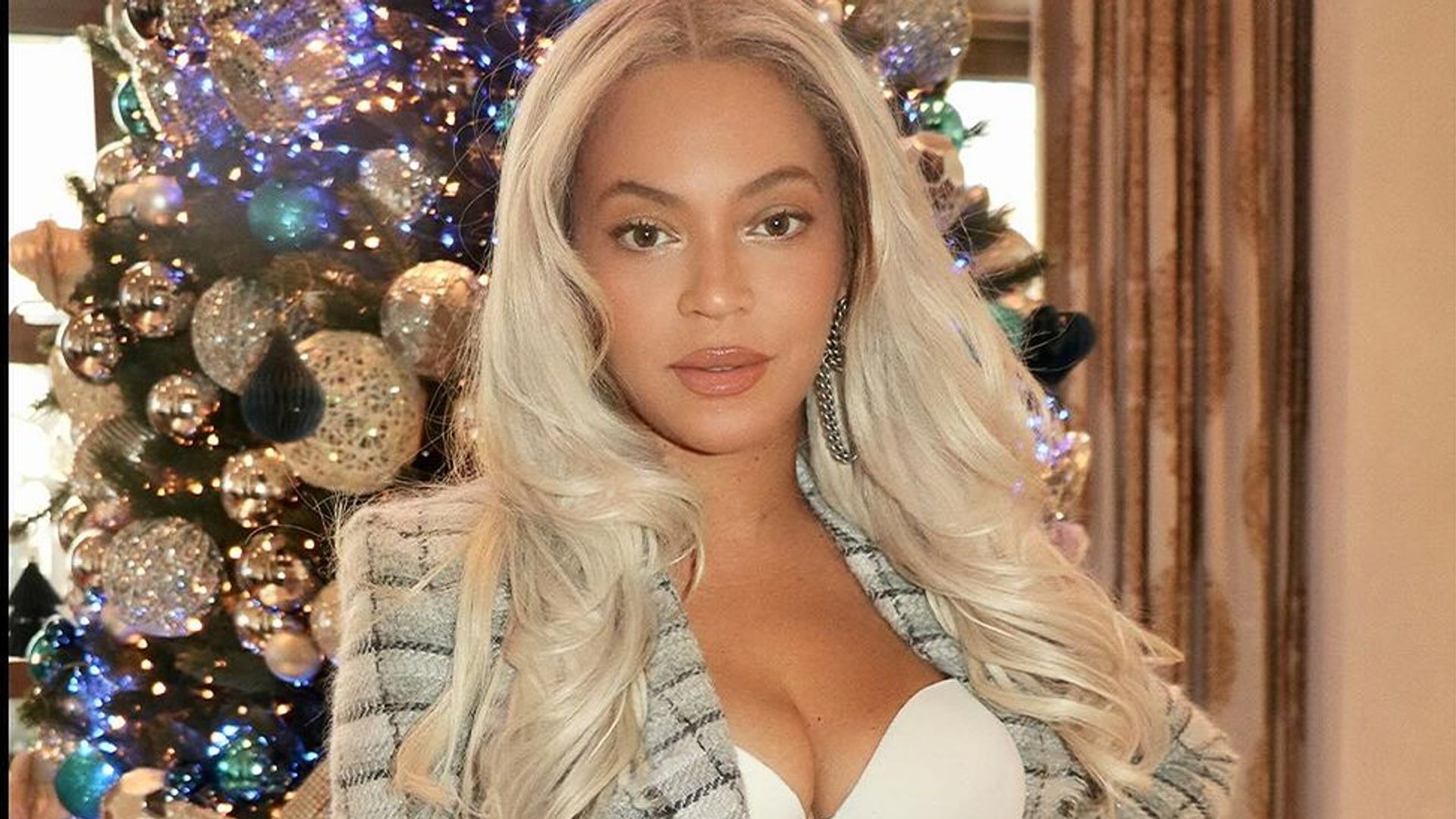Beyonce stuns in plunging corset and mini skirt for leggy New Year's Eve look #Beyonce