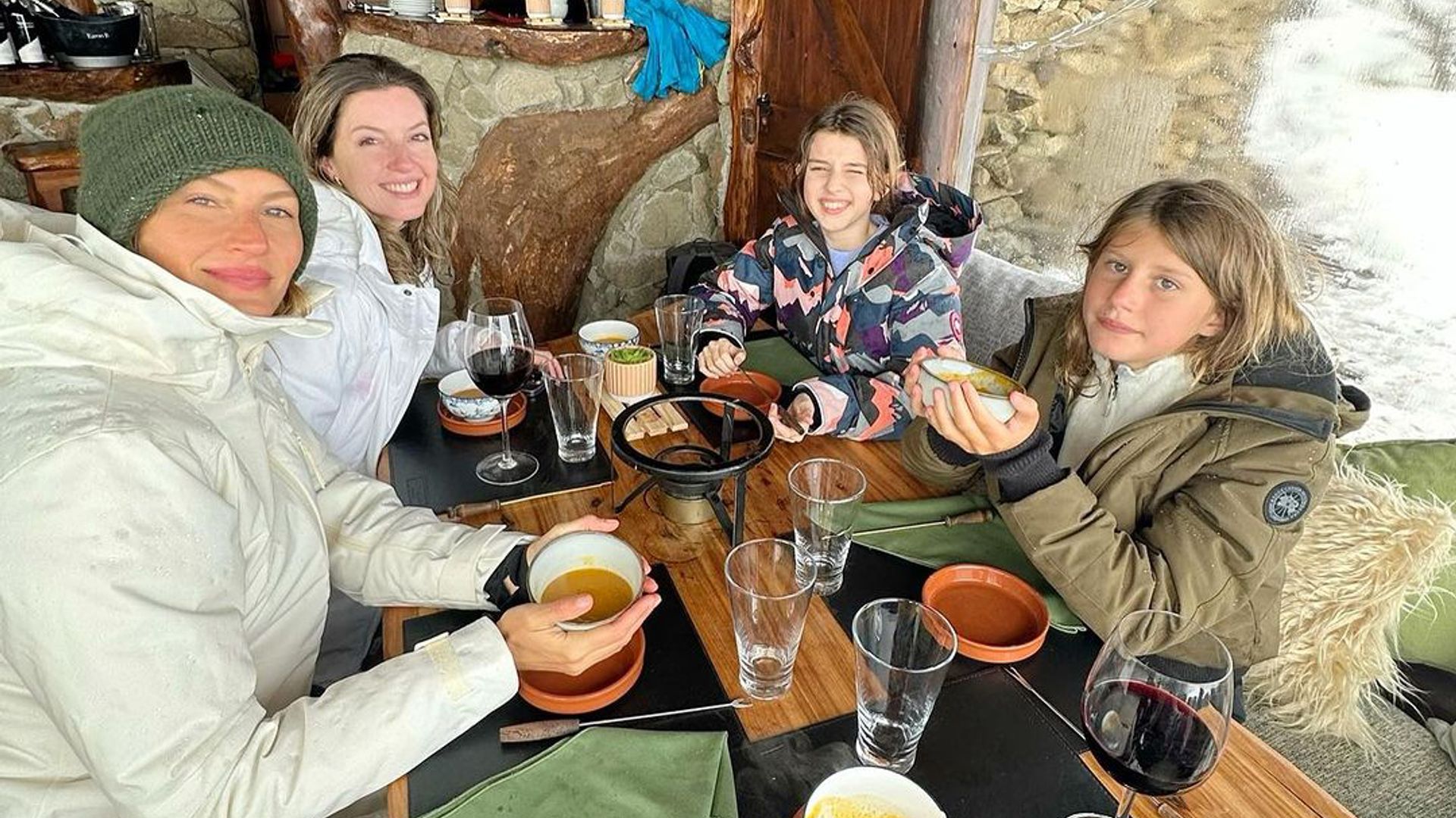 Gisele and Patricia Bundchen having lunch with their daughters