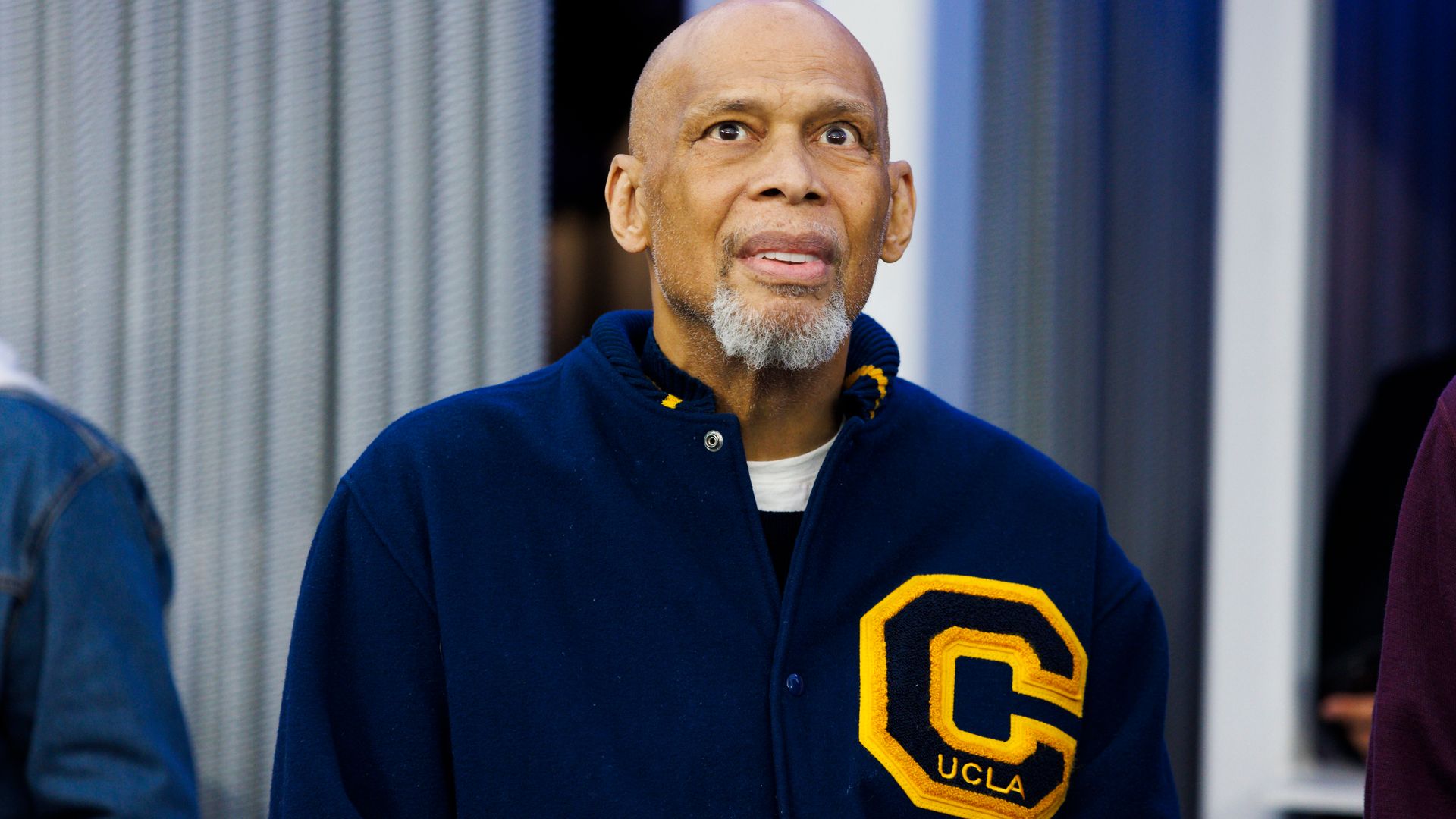Former NBA player Kareem Abdul-Jabbar during a game between the Cleveland Browns and the Los Angeles Rams 