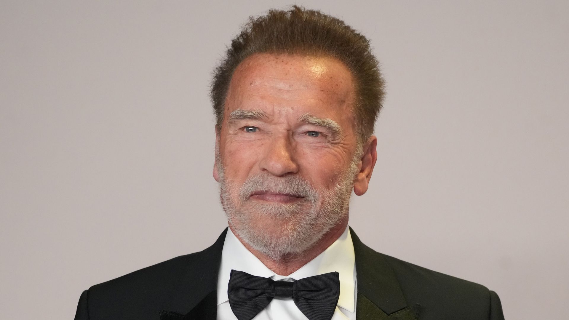 Arnold Schwarzenegger poses in Oscars press room 