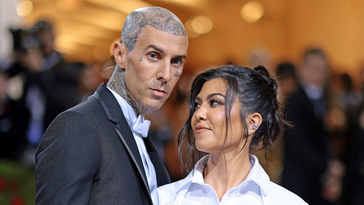 Travis Barker zorgde voor enorme reacties nadat hij zijn ouderlijk huis verliet met de zwangere Kourtney Kardashian