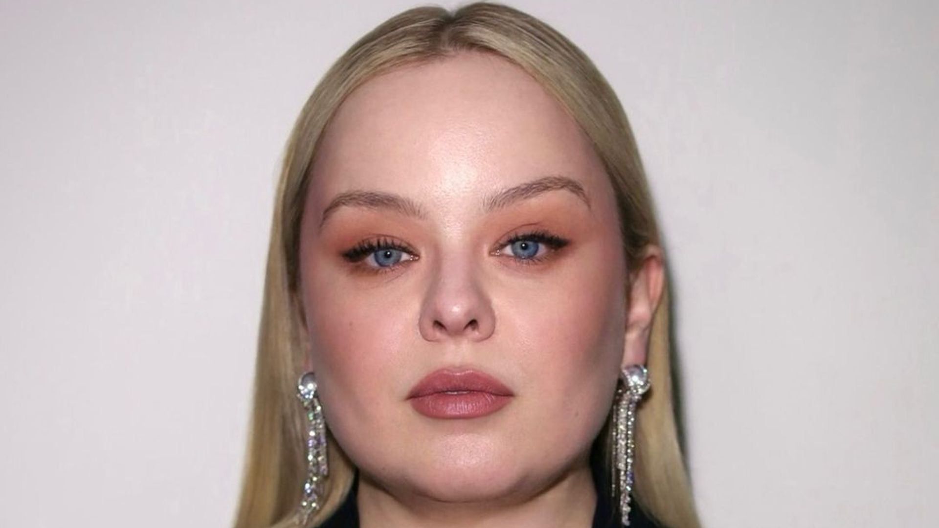 Nicola Coughlan just proved that “peach fuzz” glam can be worn in any season