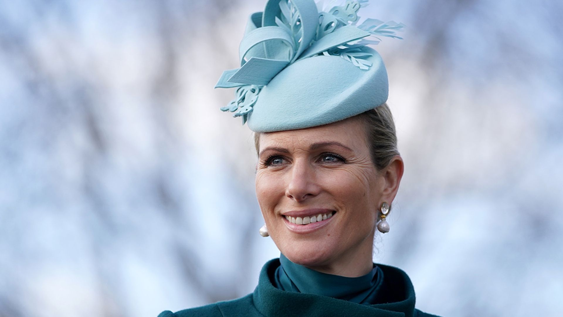 zara tindall wears blue hat at races