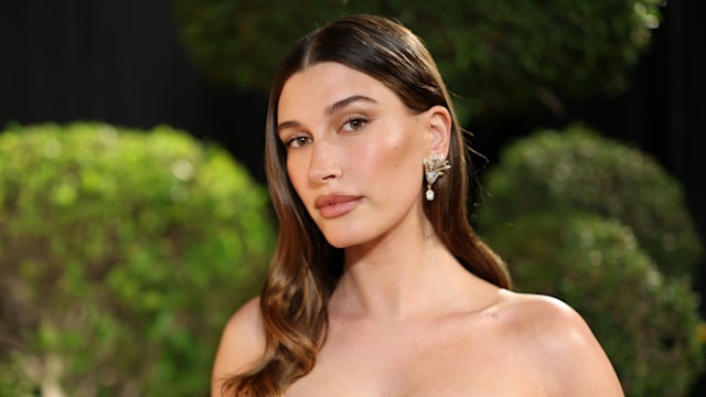 Hailey Bieber attends the 2025 Vanity Fair Oscar Party Hosted By Radhika Jones at Wallis Annenberg Center for the Performing Arts on March 02, 2025 in Beverly Hills, California.