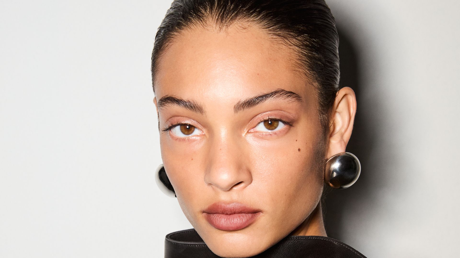 meridtlipstick lifestyle shot 