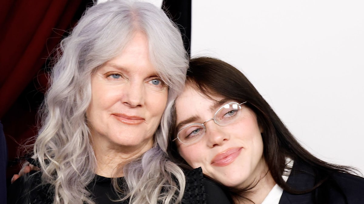 Billie Eilish supports beautiful actress mother in stunning red carpet
