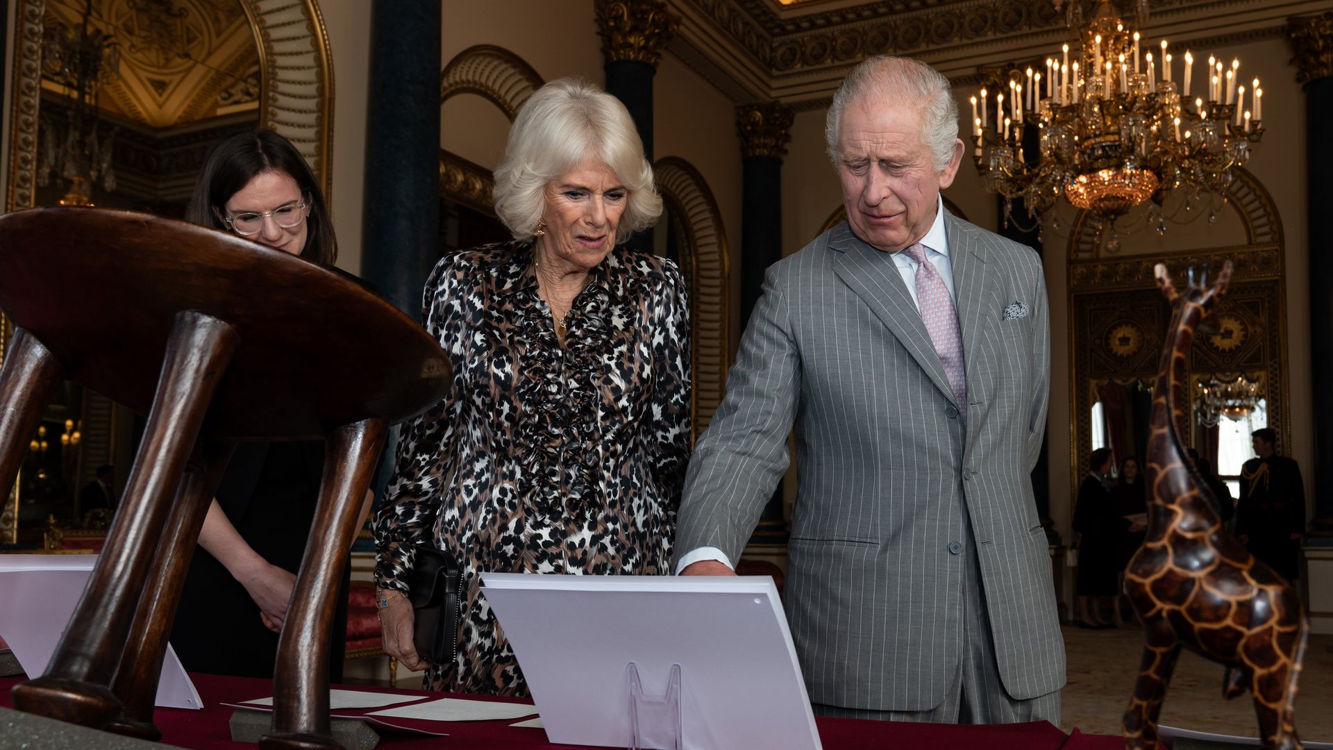 King Charles and Queen Camilla viewed a photograph of Treetops in Kenya