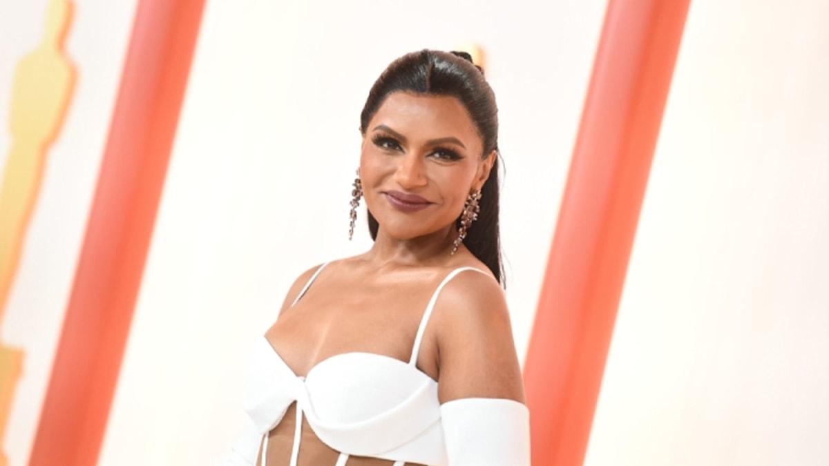 Mindy Kalings Two Surprise Ab Baring Gowns Showcase Incredible Weight Loss At 2023 Oscars Hello 4679