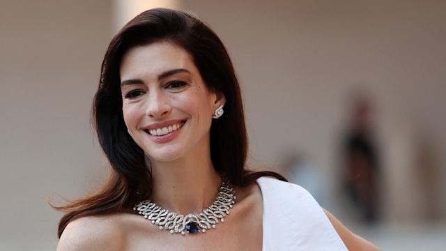 anne hathaway white dress bulgari hotel rome