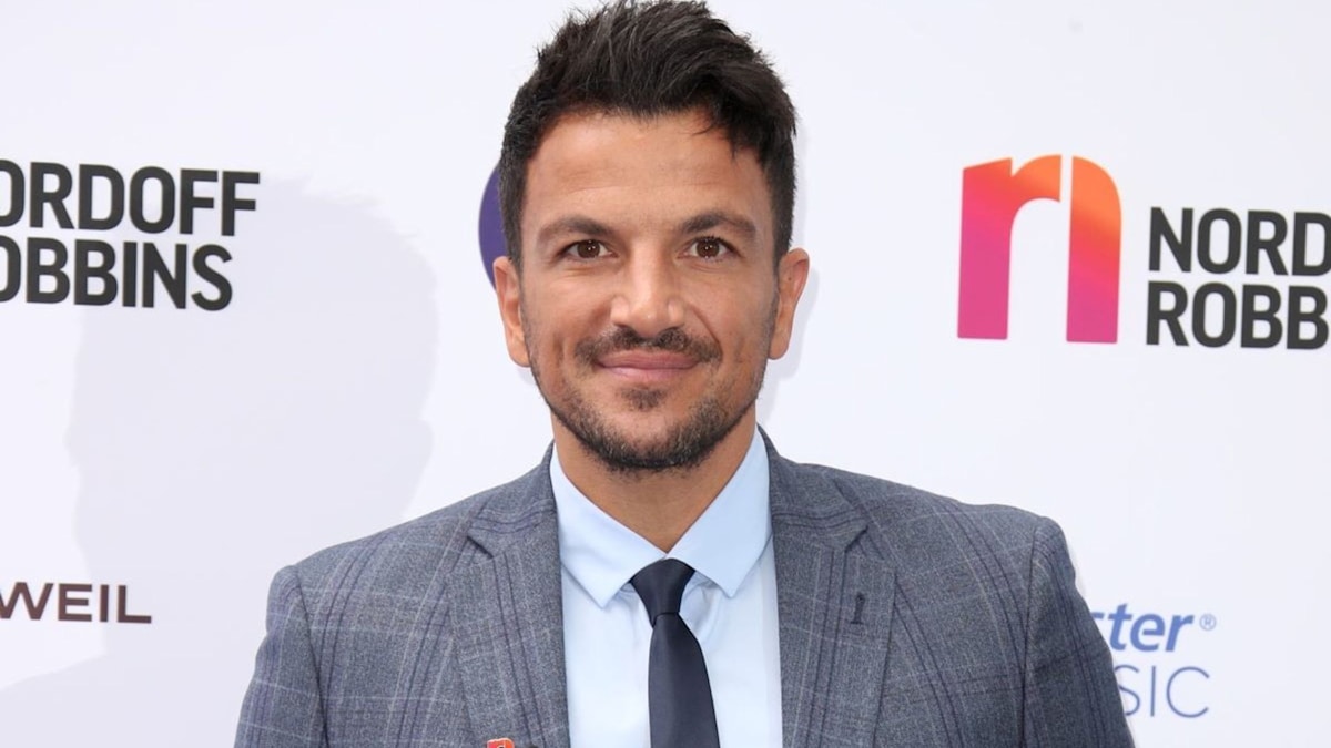 Peter Andre shares rare photo of lookalike sister as he pays emotional ...
