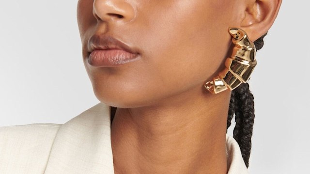 Gold croissant earring 