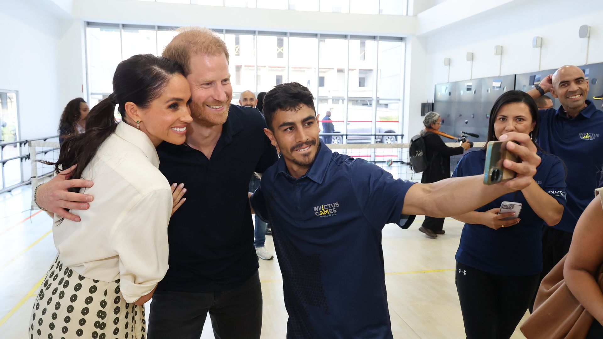 meghan and harry taking selfie 