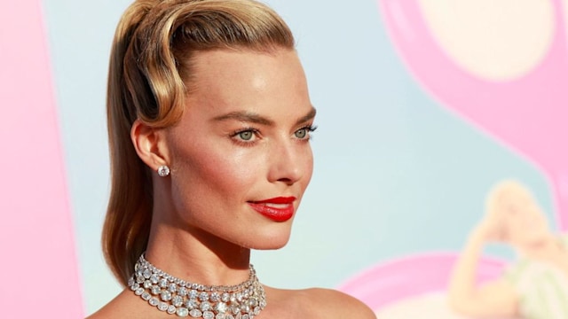 margot robbie with blonde ponytail and red lips 