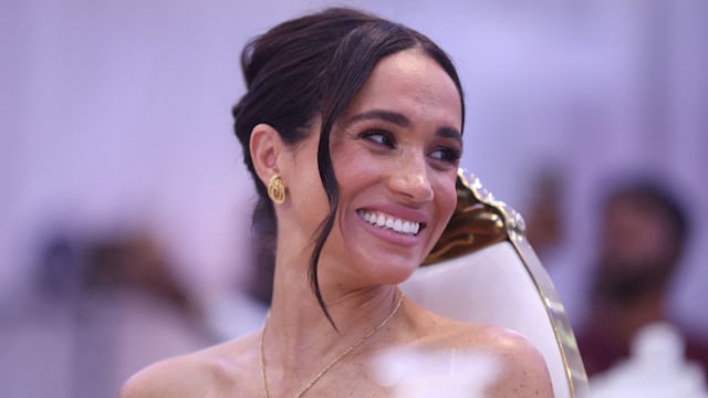 Britain's Meghan, Duchess of Sussex wearing Princess Diana's necklace at , at the Nigerian Defence Headquarters in Abuja 