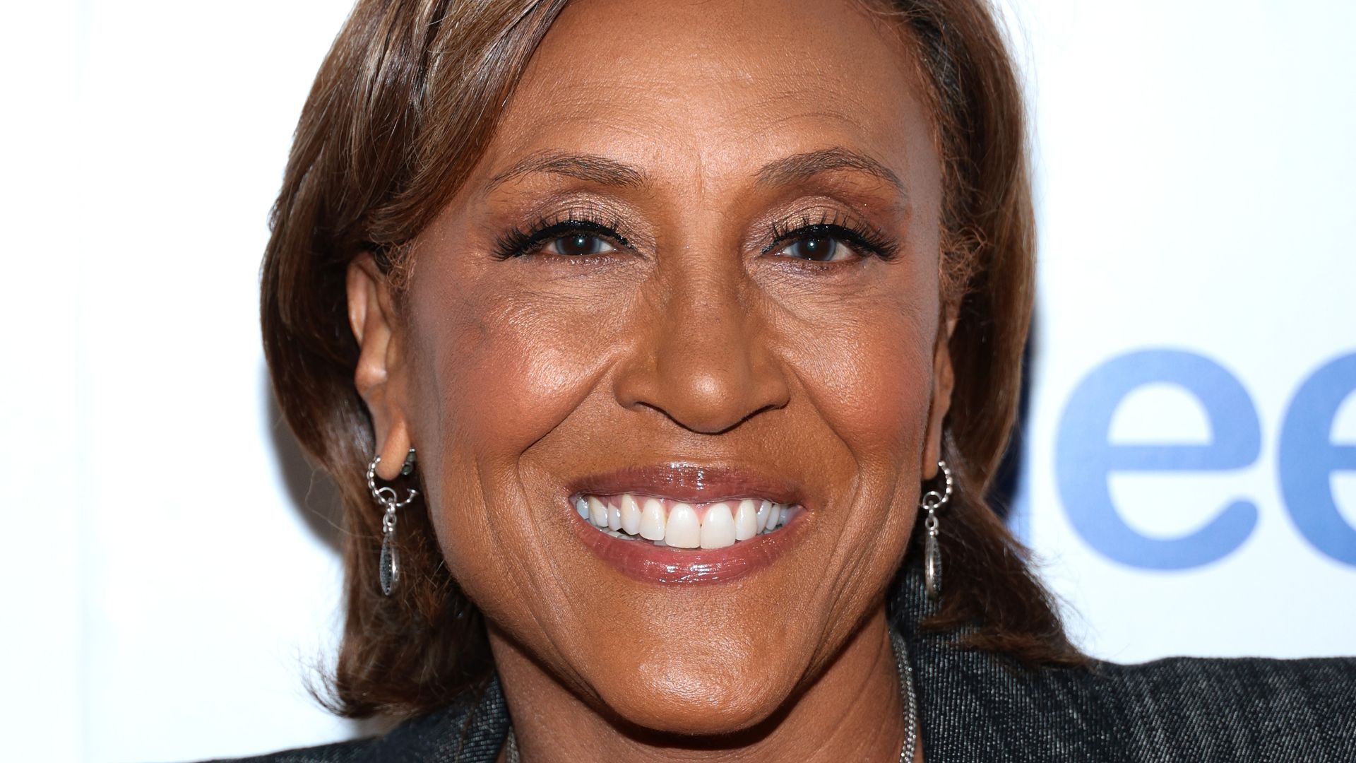 Robin Roberts delivers GMA colleague's retirement news with emotional