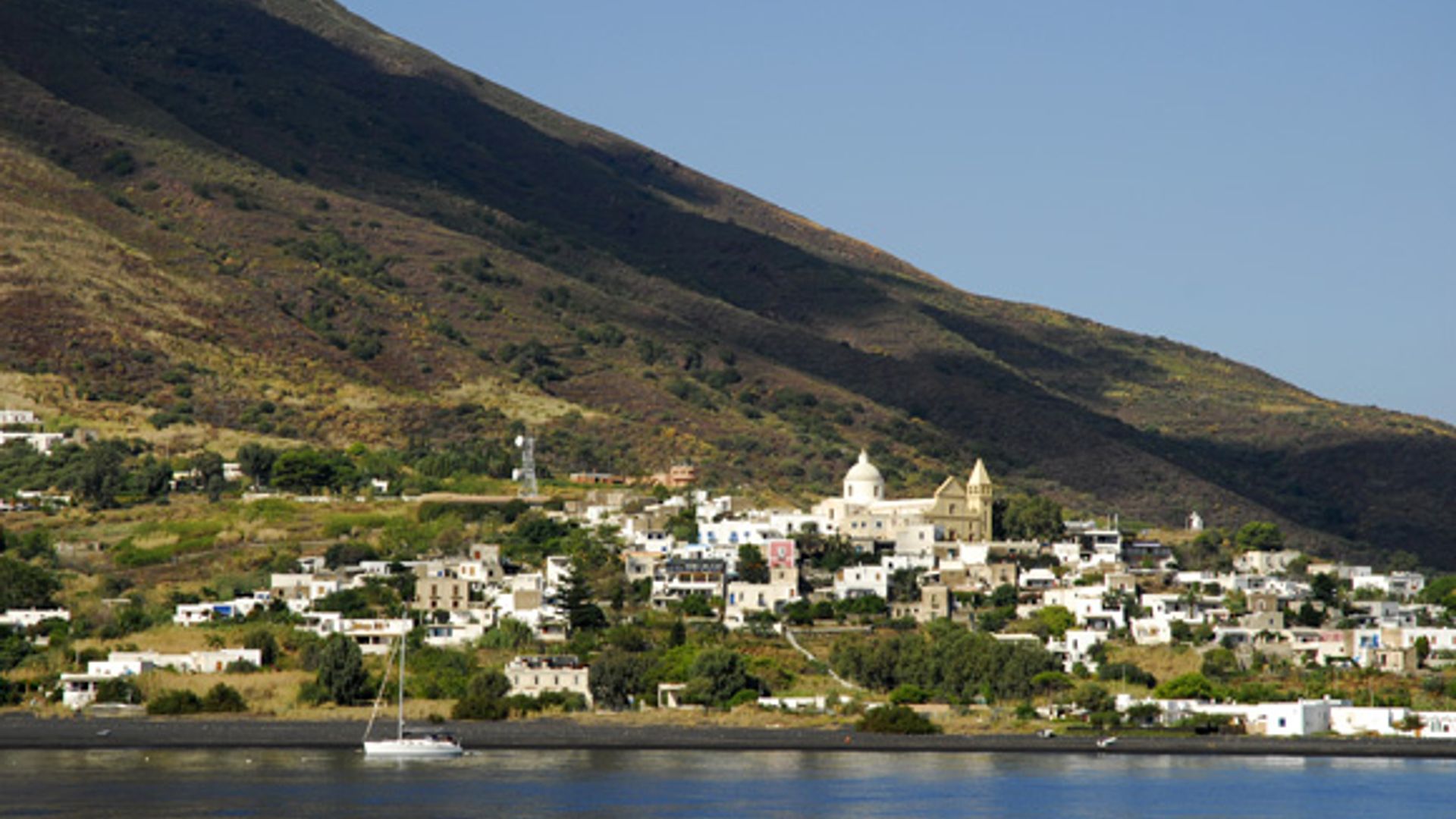 Stromboli or Russian roulette tourism