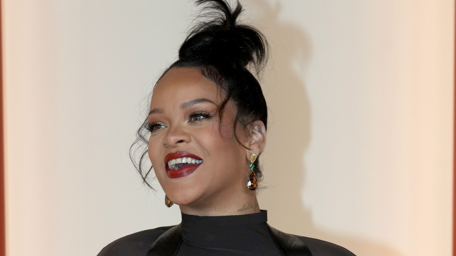Rihanna sparks rumors over sex of new baby during shopping spree