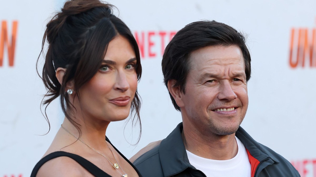 Mark Wahlberg poses with wife Rhea and 4 mini-me kids in new Christmas photo