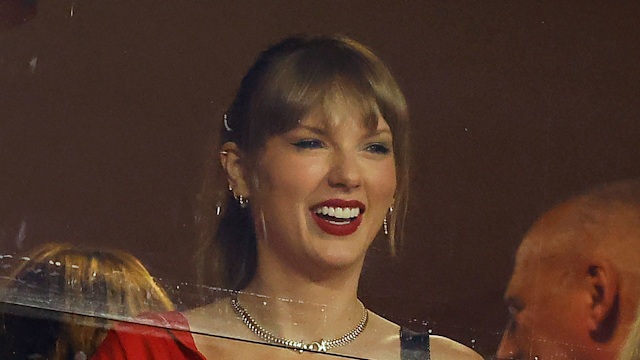 taylor swift smiling inside chiefs suite