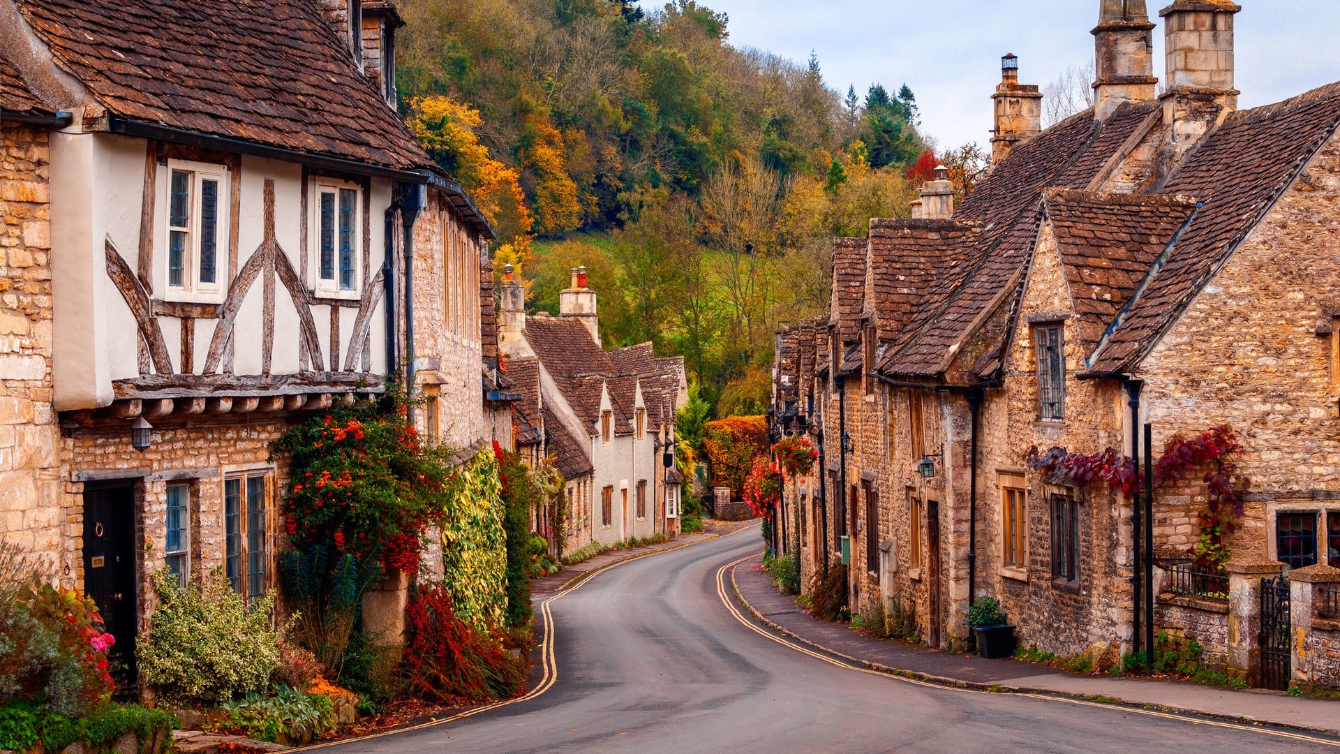 What is the appeal of the Cotswolds for famous faces?