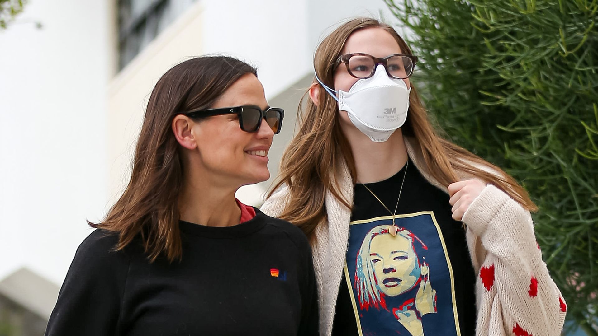 Jennifer Garner walking with Violet Affleck 