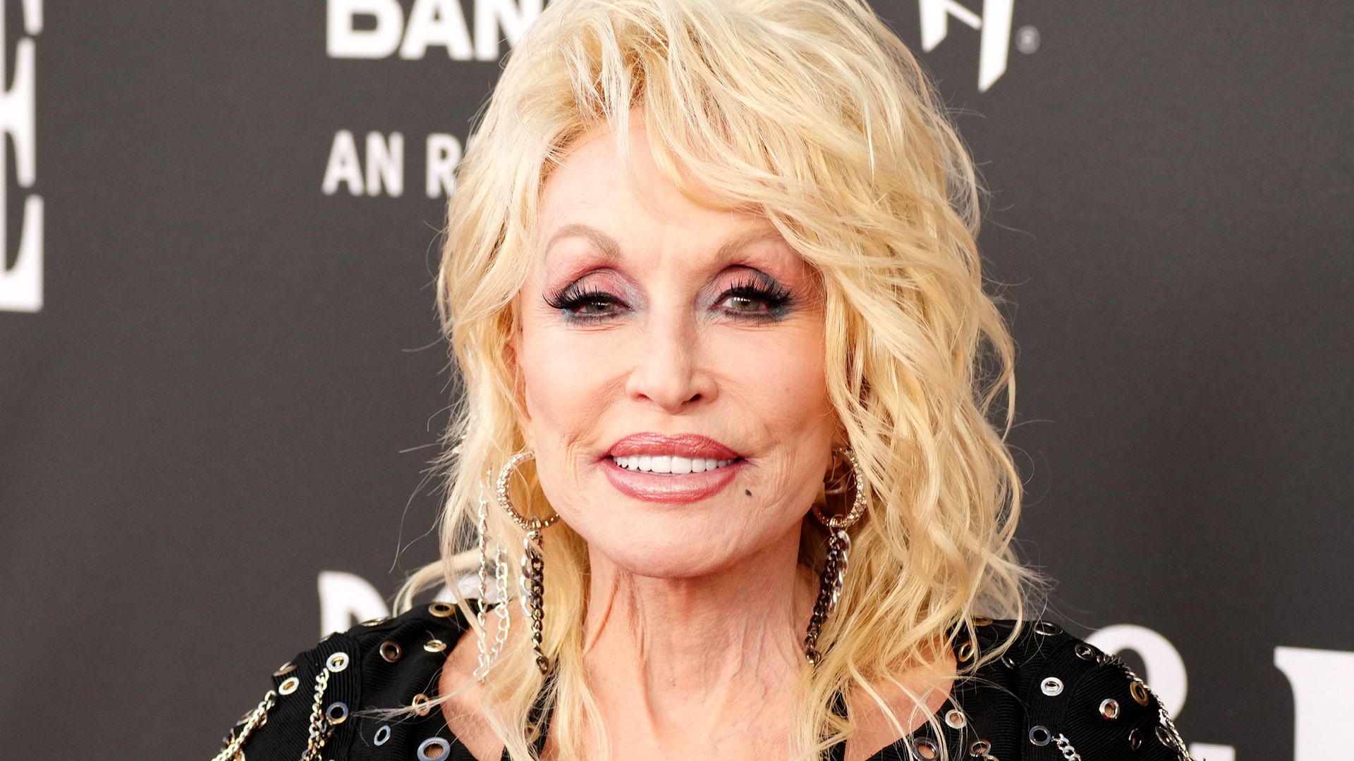 photo of dolly parton at rock n roll hall of fame 2022