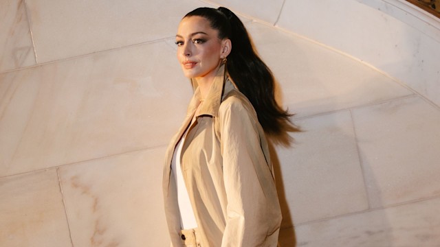 anne hathaway in beige trench coat