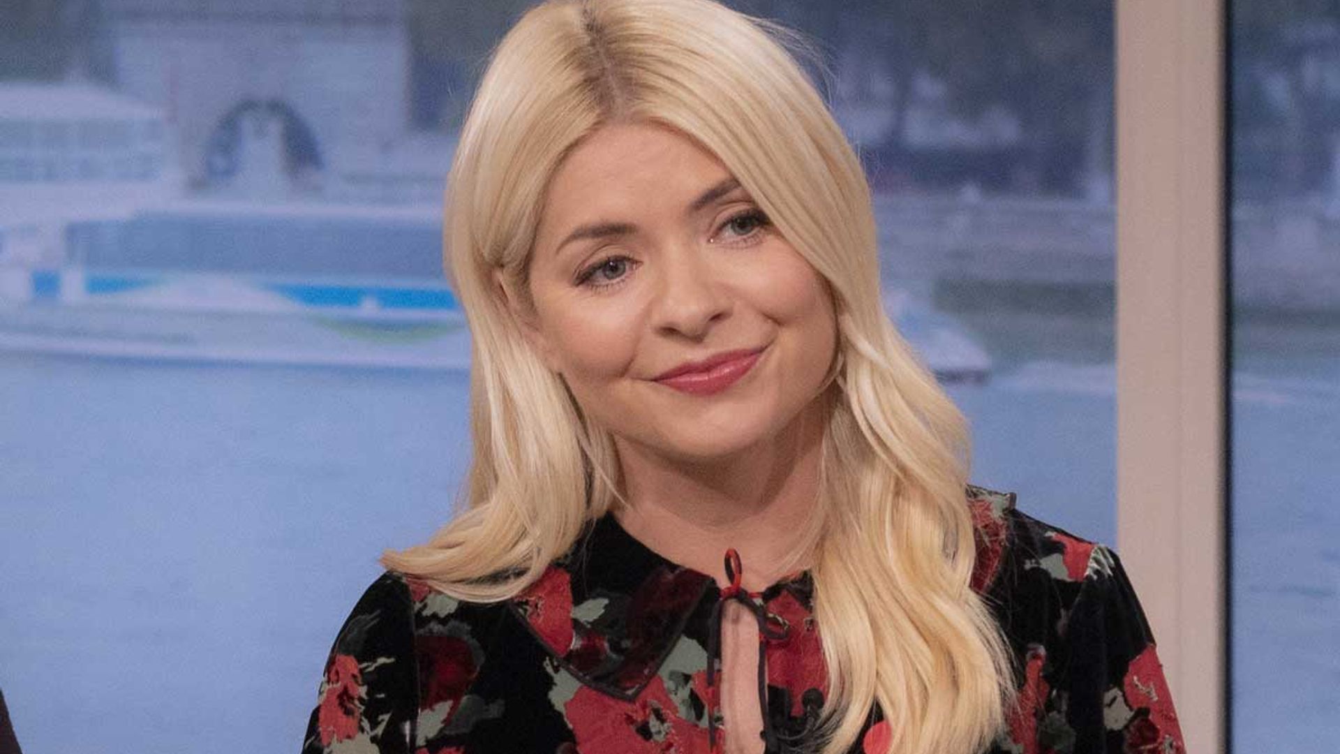 holly willoughby shoulder injury