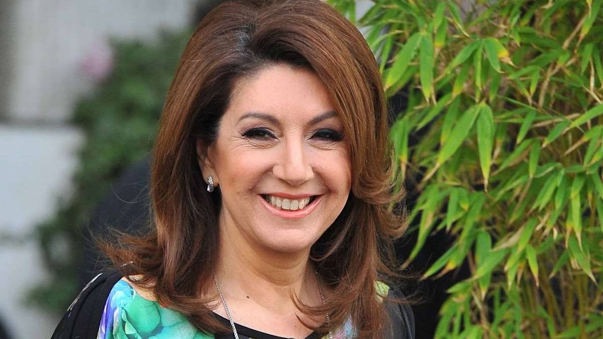 Jane McDonald sends fans wild as she spontaneously bursts into