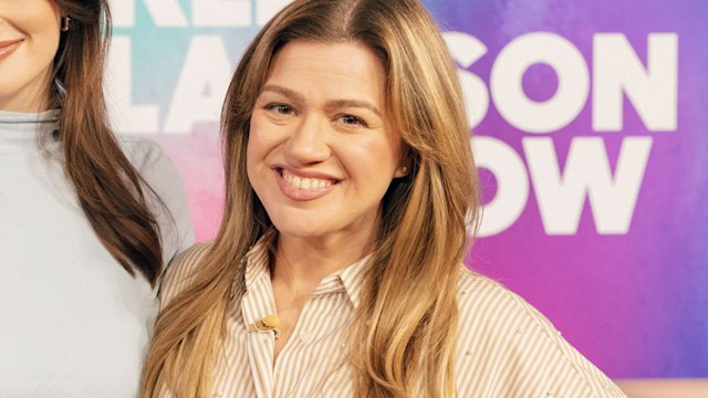 Kelly Clarkson posing in her chat show studio 