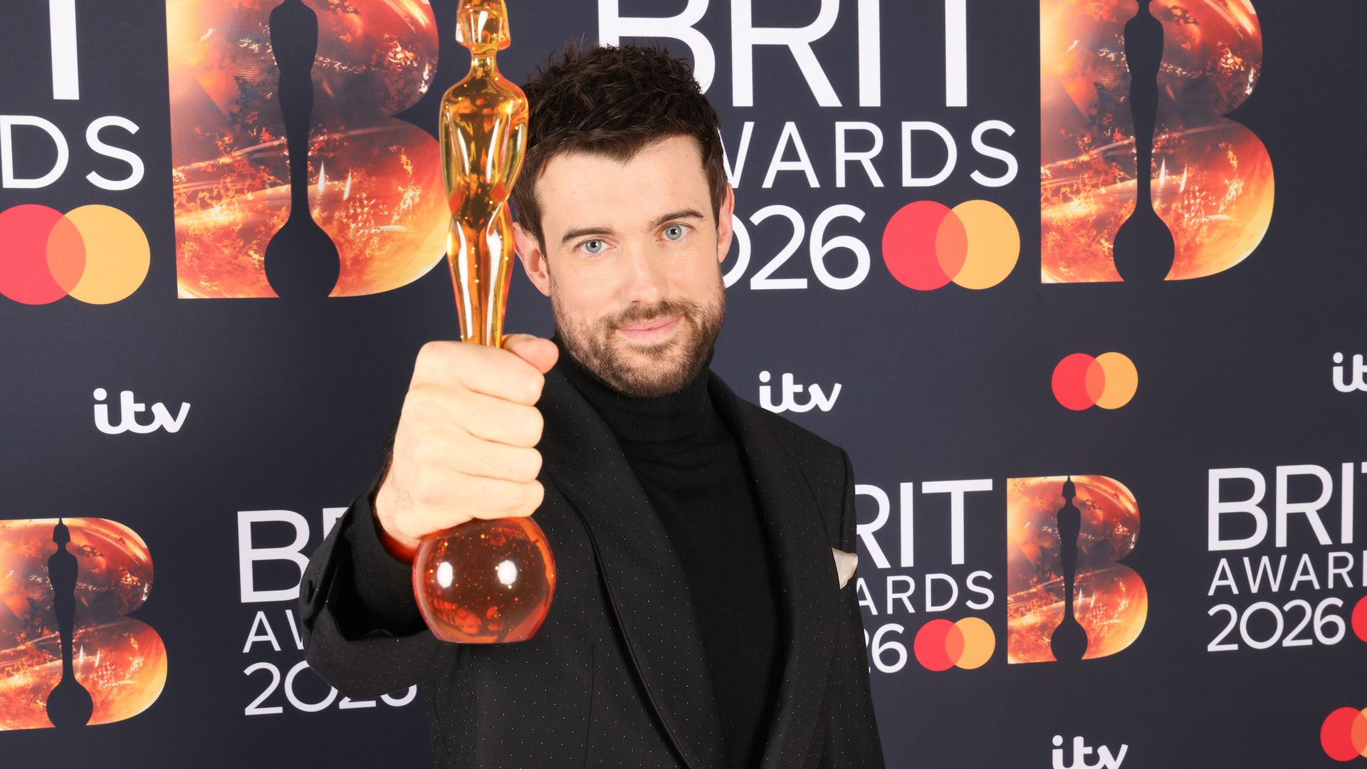 BRIT Awards 2026 : les gagnants annoncés, le retour de Lily Allen et RAYE sur scène 1 b2716aecffd3 jack whitehall brits