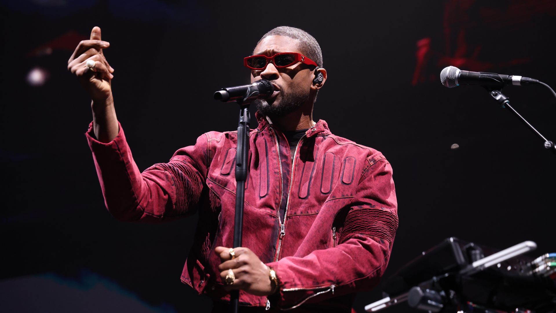 Usher responds to rumors he was Beyoncé's nanny ahead of Super Bowl performance #Usher