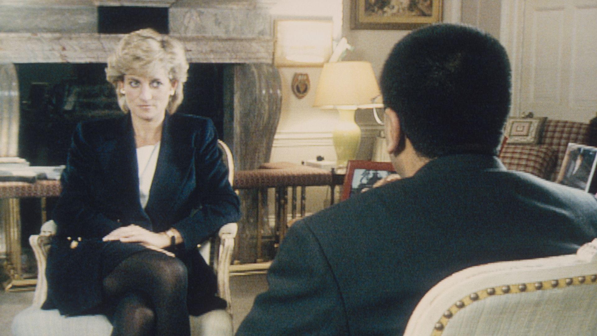 Martin Bashir interviews Princess Diana in Kensington Palace for the television program Panorama.
